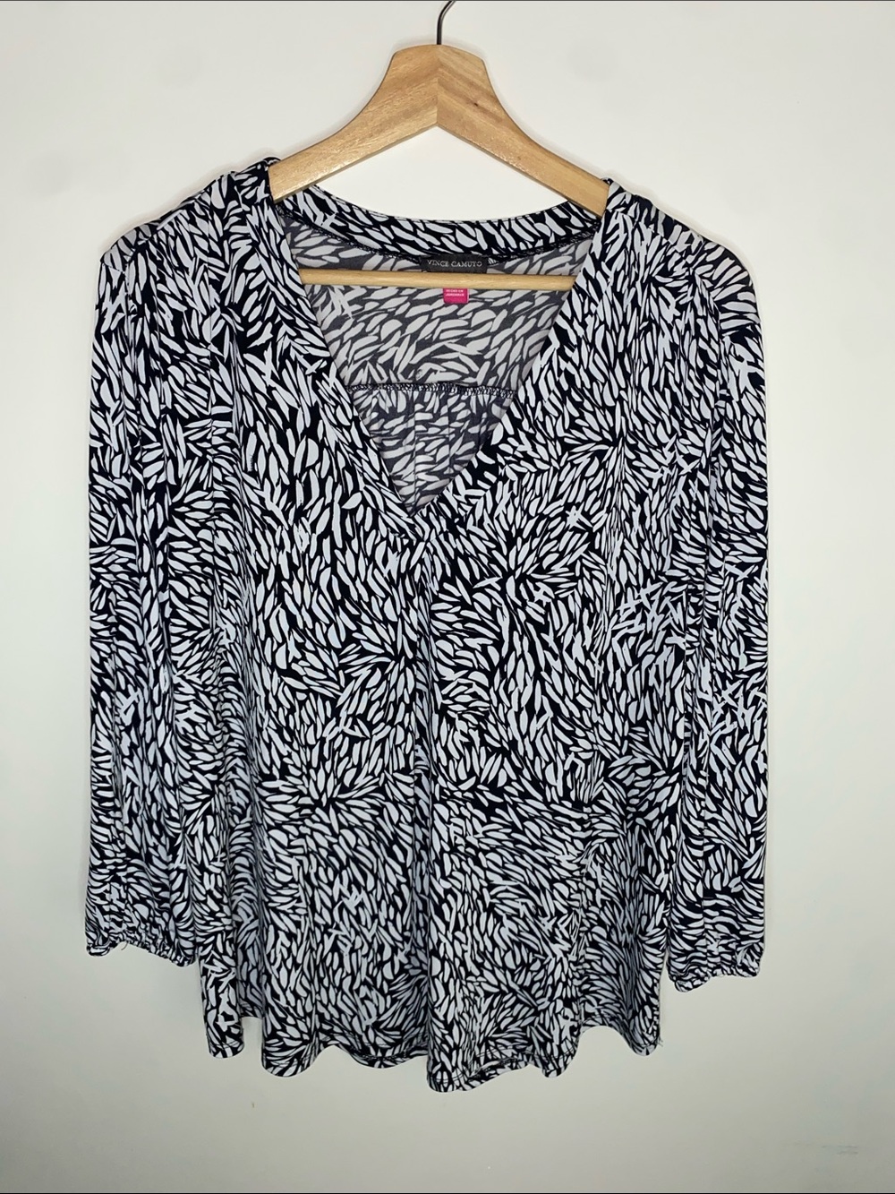 Vince Camuto Black and White Leaf-Print V-Neck Long Sleeve Top